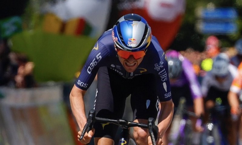 Ještě nedávno zažil děsivý pád, nyní slaví. Neuvěřitelný návrat britské hvězdy Pidcocka přišel těsně před jedním z vrcholů jara