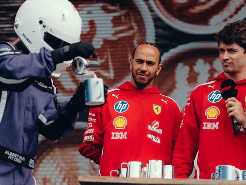 Hamilton a Leclerc se rozešli v pohledu na Ferrari. Jeden chválí auto, druhý bije na poplach