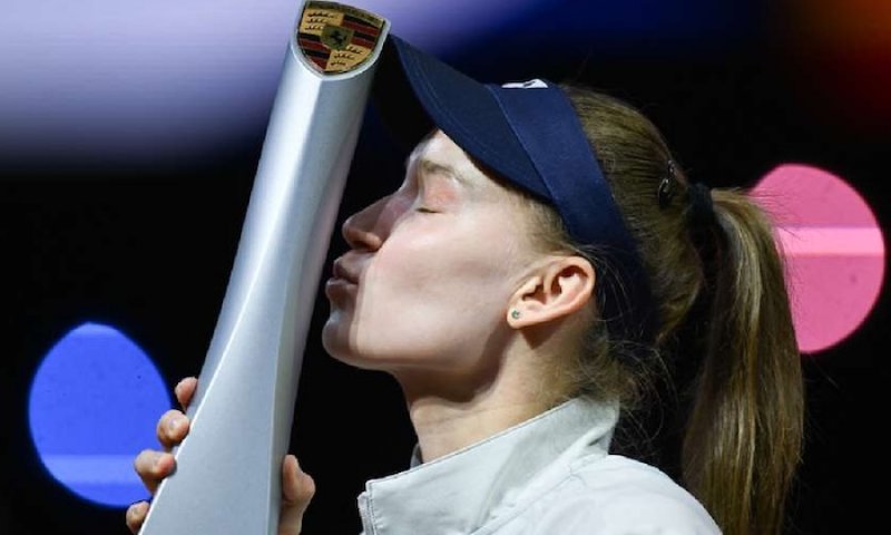 Rozjetá Rybakina se pozvolna přibližuje světovému trůnu. Sabalenka už není nedotknutelná