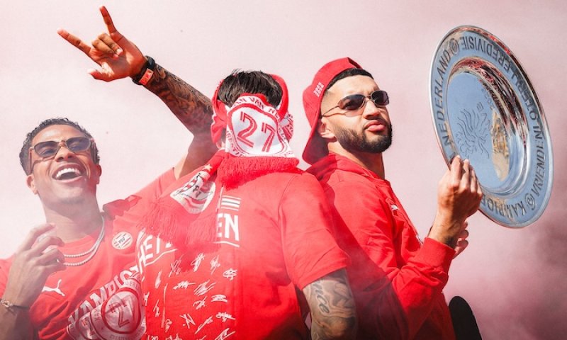 Ibiza před Ajaxem? PSV riskuje, nebo trefilo jackpot? Kouč šampionů Bosz věří v správné načasování