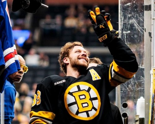 Pět bodů za dva zápasy. Pastrňák se ve vyřazovacích bojích vyhřívá na čele produktivity a to má odehráno méně než konkurence