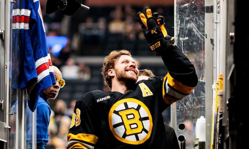 Pět bodů za dva zápasy. Pastrňák se ve vyřazovacích bojích vyhřívá na čele produktivity a to má odehráno méně než konkurence