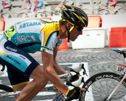 Lance Armstrong pálí do kritiků: Vyhrajte Tour de France, pak někoho suďte