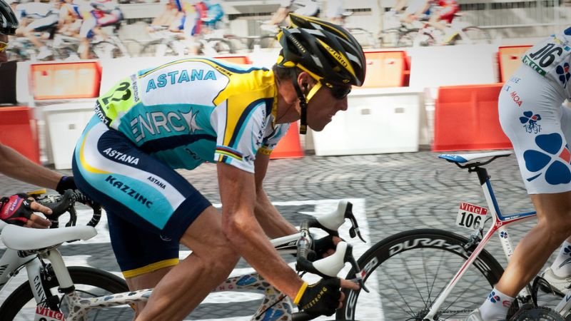 Lance Armstrong pálí do kritiků: Vyhrajte Tour de France, pak někoho suďte