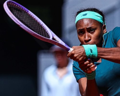 Gauff bojovala s nemocí a zvracela přímo na kurtu, přesto předvedla vůli šampionky a může se těšit na Noskovou