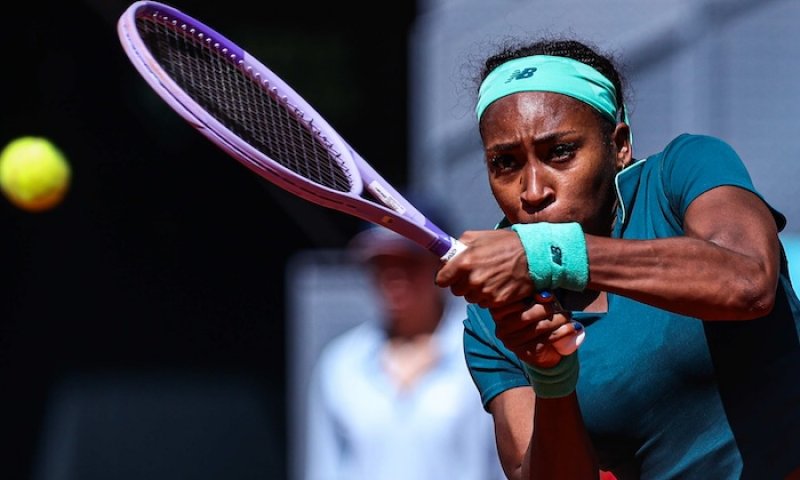Gauff bojovala s nemocí a zvracela přímo na kurtu, přesto předvedla vůli šampionky a může se těšit na Noskovou