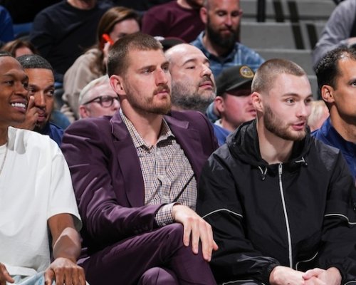 Emocionální výbuch: Jokić neunesl závěr a po strkanici šel do sprch předčasně. NBA mu napařila pokutu přes milion