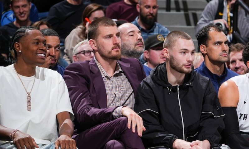 Emocionální výbuch: Jokić neunesl závěr a po strkanici šel do sprch předčasně. NBA mu napařila pokutu přes milion