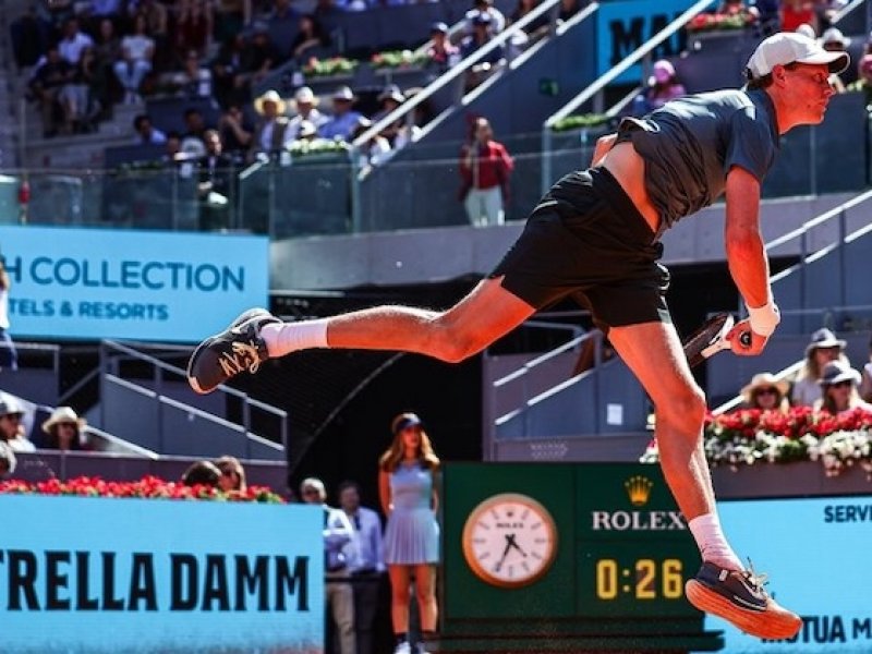 Z posledních padesáti setů ovládl 48, kdo ho zastaví? Sinnerova úchvatná vítězná série už je čtvrtou nejdelší v historii