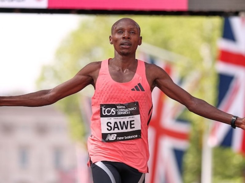 Den, který změnil atletiku! Sawe je prvním atletem, jenž zaběhl maraton pod dvě hodiny. Rekord vylepšil o 65 sekund