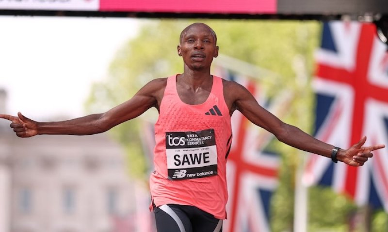 Den, který změnil atletiku! Sawe je prvním atletem, jenž zaběhl maraton pod dvě hodiny. Rekord vylepšil o 65 sekund