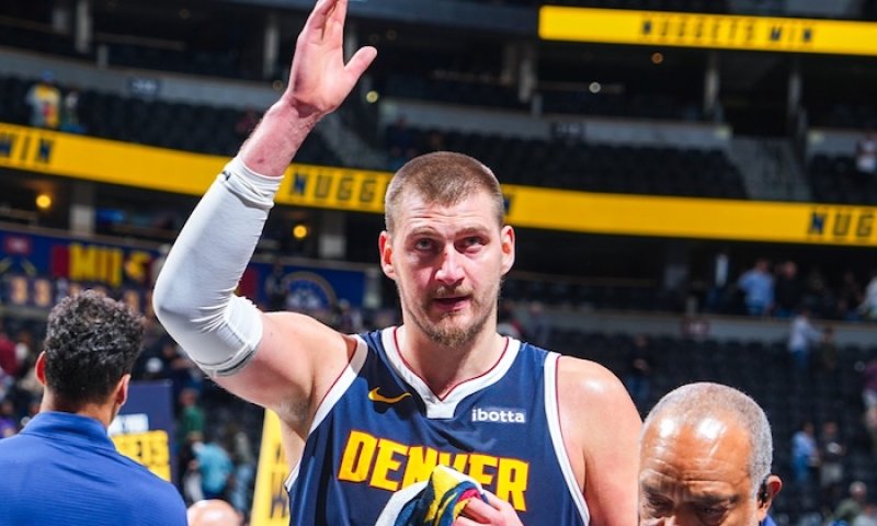 Král doskoků a asistencí Jokić zazářil 34. triple-doublem v sezoně, Denver hřeje první dvouciferná vítězná šňůra od roku 2013
