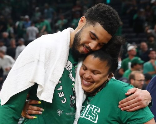 Máma v slzách, syn s šílenou pracovní morálkou zpět na palubovce. Hvězdný Tatum dojal NBA návratem po utržené achilovce
