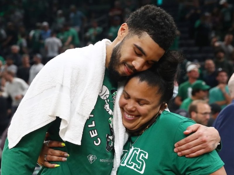 Máma v slzách, syn s šílenou pracovní morálkou zpět na palubovce. Hvězdný Tatum dojal NBA návratem po utržené achilovce
