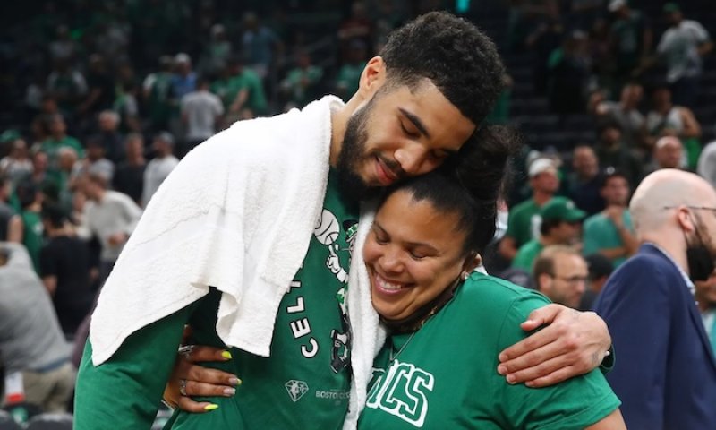 Máma v slzách, syn s šílenou pracovní morálkou zpět na palubovce. Hvězdný Tatum dojal NBA návratem po utržené achilovce