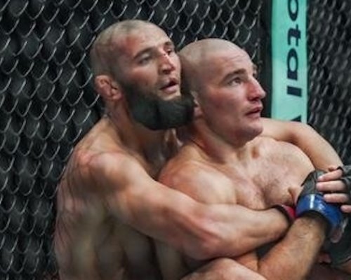 Krev, zlomený nos a objetí v kleci, UFC zažilo jednu z nejtoxičtějších rivalit historie. Strickland se omluvil křesťanům i muslimům