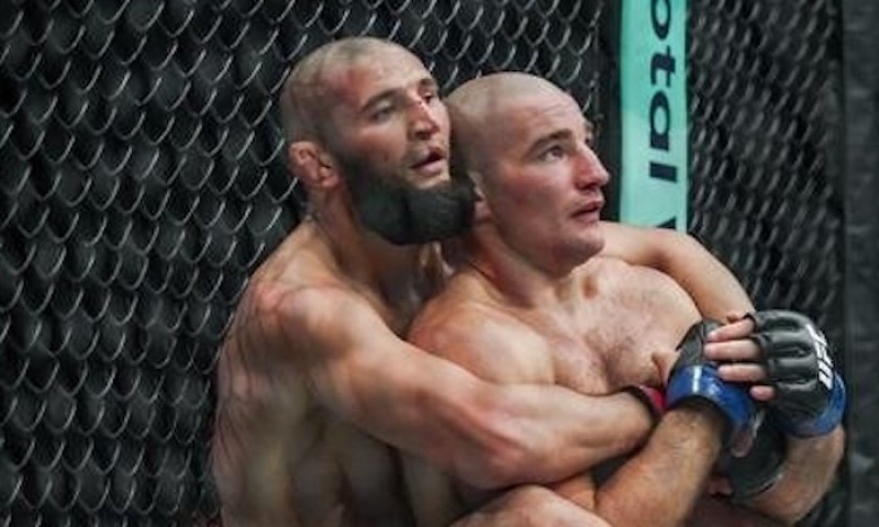 Krev, zlomený nos a objetí v kleci, UFC zažilo jednu z nejtoxičtějších rivalit historie. Strickland se omluvil křesťanům i muslimům