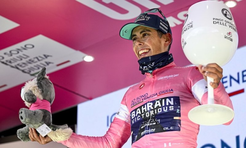 Pád střídal pád, favoritům ujel vlak a Giro má senzačního nového lídra. Vingegaard ztrácí na Eulália 6 minut a 22 vteřin!