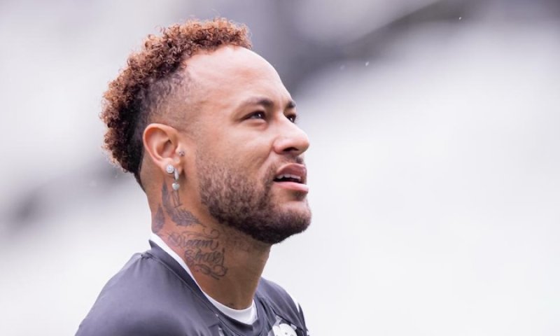 Bizár měsíce? Neymar byl vystřídán omylem a málem explodoval vzteky. Rozhodčím vytrhl střídací lístek a ukazoval ho kamerám