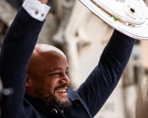 Kompany zachráněn manželkou. Při slavnostním přijetí na mnichovské radnici si vzpomněl, že mu mistrovský pohár leží doma v kuchyni
