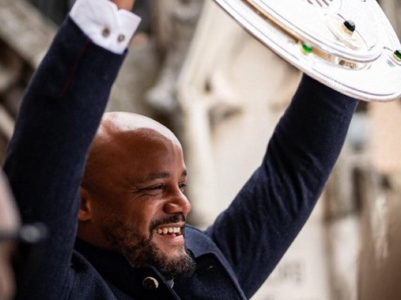 Kompany zachráněn manželkou. Při slavnostním přijetí na mnichovské radnici si vzpomněl, že mu mistrovský pohár leží doma v kuchyni
