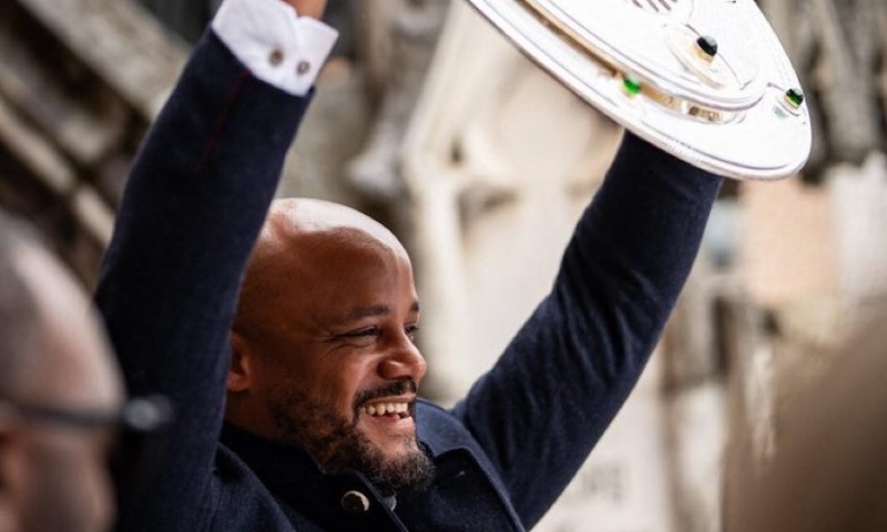 Kompany zachráněn manželkou. Při slavnostním přijetí na mnichovské radnici si vzpomněl, že mu mistrovský pohár leží doma v kuchyni