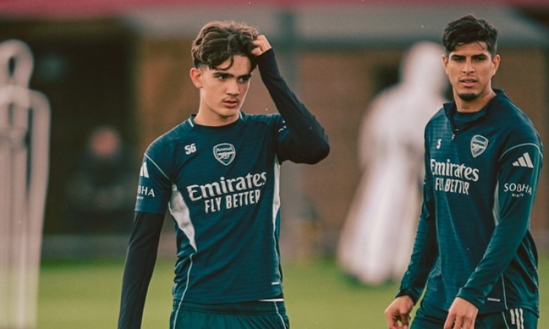 Součástí pohádky Arsenalu je i teenager Dowman, který zaplul v 16 letech do Guinnessovy knihu rekordů