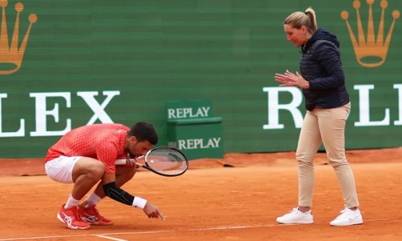 Zverev zuřil, Rybakinová mluvila o krádeži. Elektronika na antuce je pod palbou a Roland Garros proběhne kompletně bez ní