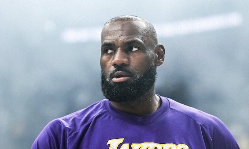 Warriors, Knicks, Cavaliers, nebo úplná tečka za kariérou? LeBronovo horké léto začíná