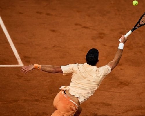 "Je to teprve podruhé v kariéře, co jsem čelil takovému servisu," ocenil Djoković Mpetshiho. S Francouzi to má v Paříži 13:0