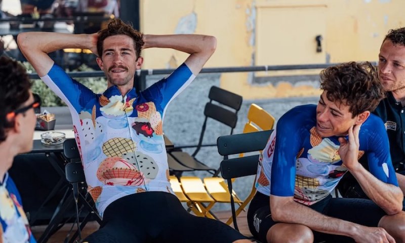 Slunce, káva, croissanty a gelato. Jak peloton trávil třetí volný den na Giru? Vypadal spíš jako parta turistů u jezera Como