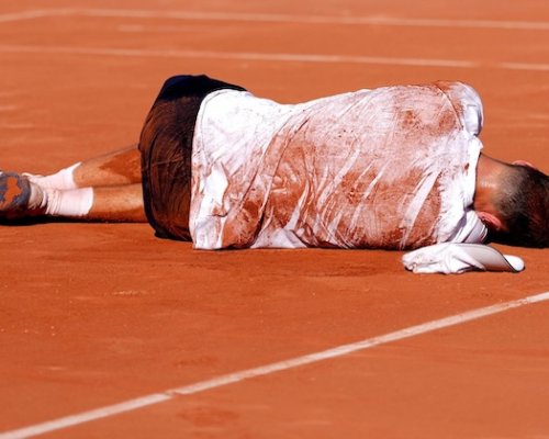 Menšík zkolaboval po pětihodinové válce přímo na kurtu a skončil na vozíku. Roland Garros dusí extrémní vedra