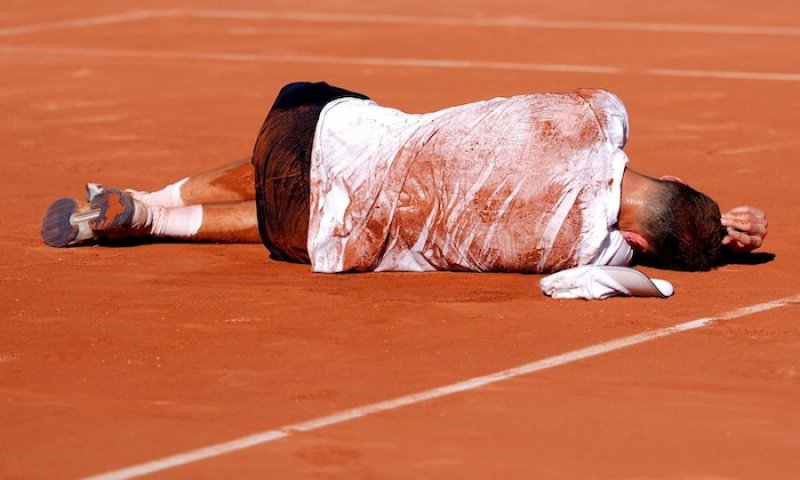 Menšík zkolaboval po pětihodinové válce přímo na kurtu a skončil na vozíku. Roland Garros dusí extrémní vedra