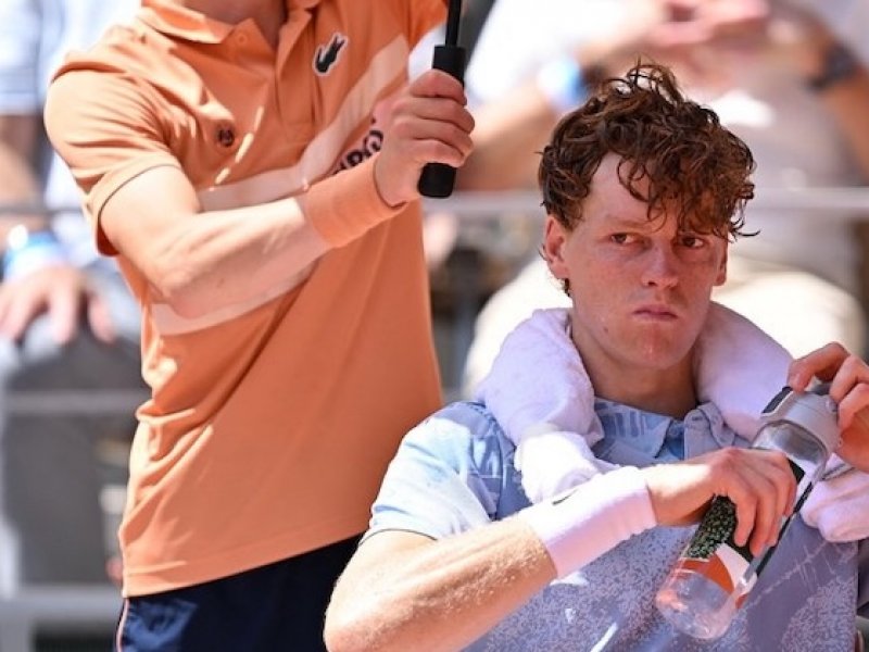 Totální blackout největšího favorita: Sinner zažil na French Open jeden z nejvíce šokujících kolapsů posledních let