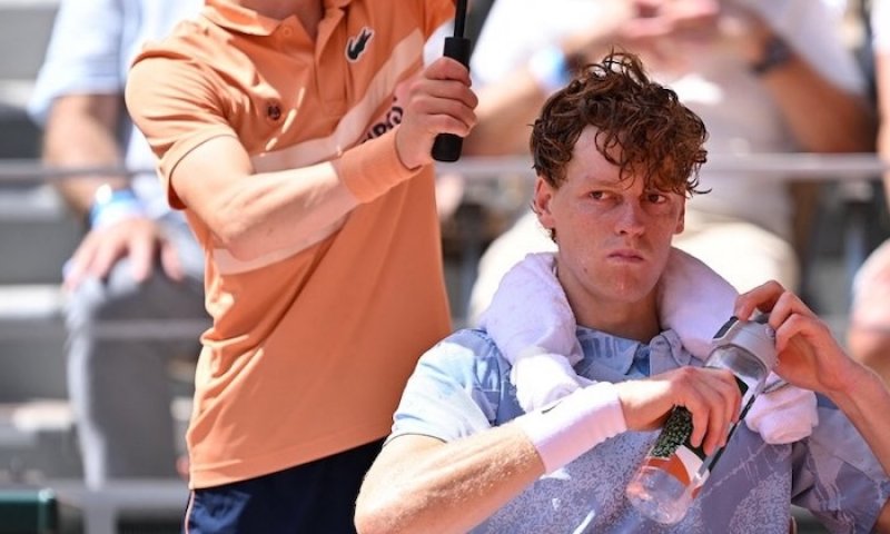 Totální blackout největšího favorita: Sinner zažil na French Open jeden z nejvíce šokujících kolapsů posledních let