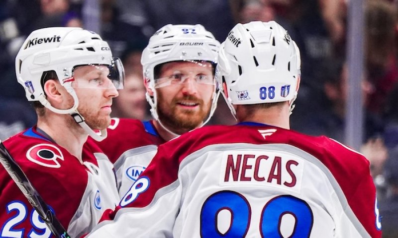 Totální přestřelka! 15 gólů v jednom zápase, Nečas třikrát asistoval a Colorado vstoupilo do série pravou nohou