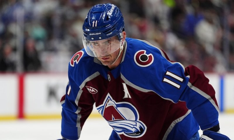 Komu předá žezlo Barkov? Nejlepšího defenzivního útočníka NHL mají v kádru buď Lightning, Avalanche, nebo Canadiens