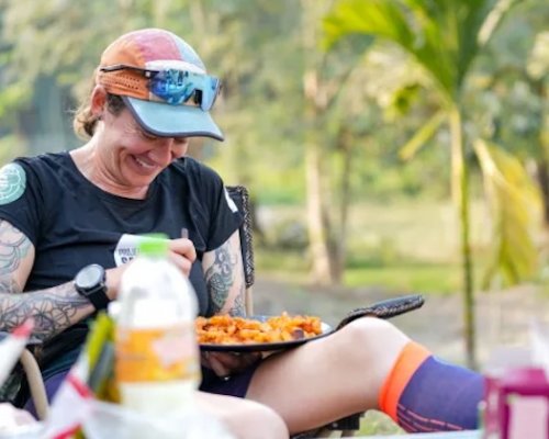 Někdo po maratonu nemůže sejít schody. Cox jich běžela 100 za 100 dní napříč Indií a vyhýbala se tygrům, krávám, kozám i hadům