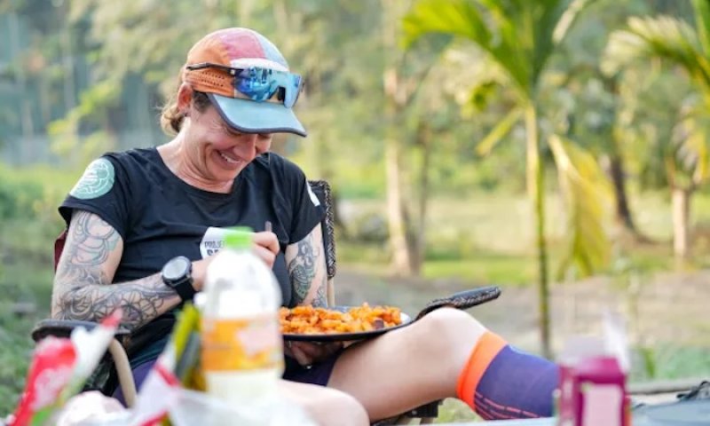 Někdo po maratonu nemůže sejít schody. Cox jich běžela 100 za 100 dní napříč Indií a vyhýbala se tygrům, krávám, kozám i hadům