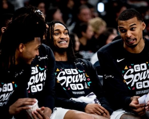 Ameriku zachvátila basketbalová horečka a NBA zažívá televizní boom. Play-off sledují miliony lidí, padaly rekordy staré desítky let