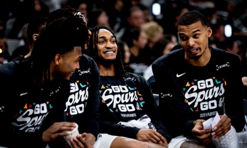 Ameriku zachvátila basketbalová horečka a NBA zažívá televizní boom. Play-off sledují miliony lidí, padaly rekordy staré desítky let