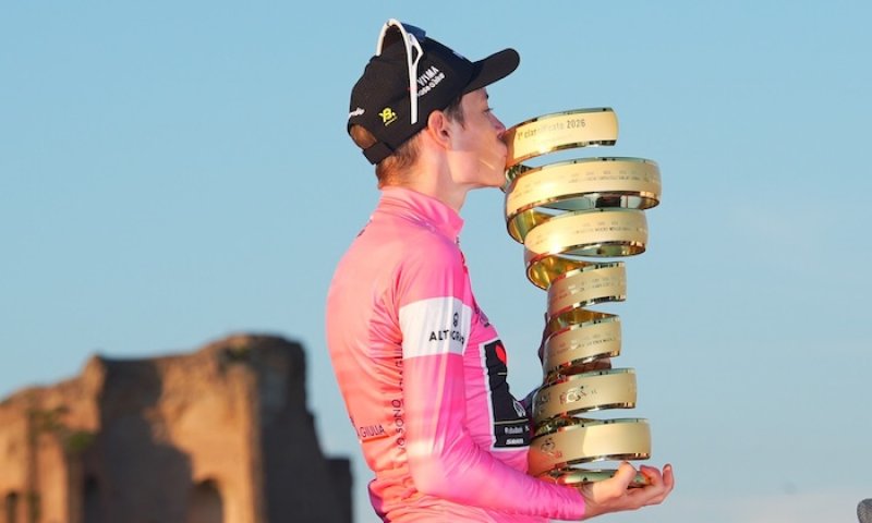 Slzy, telefon od krále a místo oslav další práce. Vingegaard je nově mezi cyklistickými bohy a stále vstřebává životní triumf na Giro d'Italia