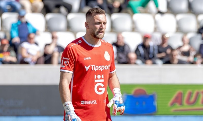 Fotbalové přestupy ONLINE: Hradec loví novou jedničku, Plzeň chystá milionovou ofenzivu a Holoubka čeká druhá liga