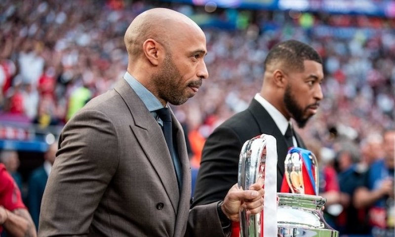 Henry varuje Arsenal: Teď vás budou chtít všichni sesadit. Titul je jen začátek, tvrdí legenda Kanonýrů