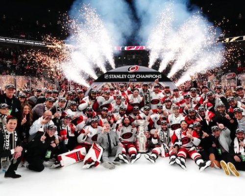 Brind'Amourův příběh snů. Po titulu kapitána dobyl Stanley Cup i jako trenér. "Tohle se nestalo večer. Kluci na tom pracovali 8 let, řekl dojatý šéf Hurricanes