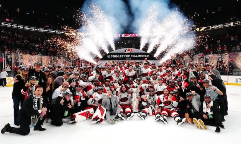 Brind'Amourův příběh snů. Po titulu kapitána dobyl Stanley Cup i jako trenér. "Tohle se nestalo večer. Kluci na tom pracovali 8 let, řekl dojatý šéf Hurricanes