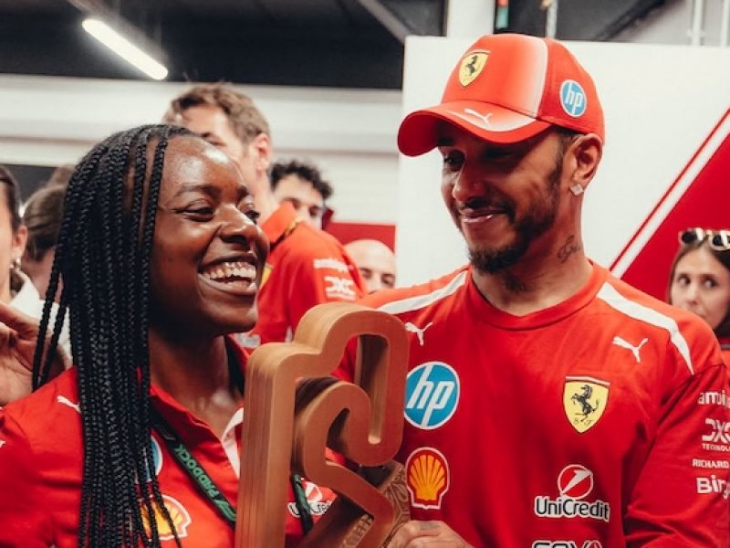 Mercedes učinil rozhodnutí, ze kterého se raduje Ferrari. Hamilton dostal dárek