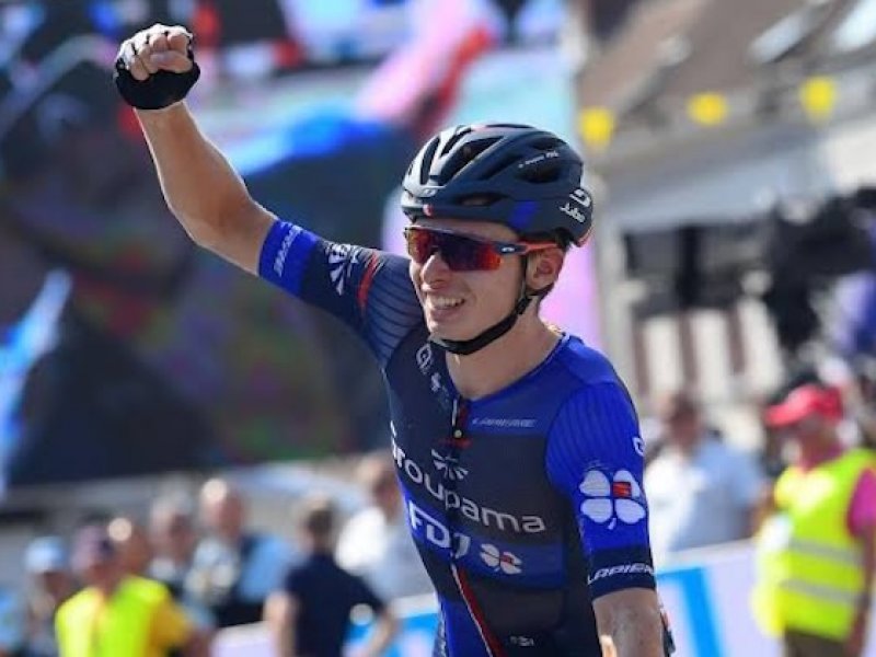 Grégoire odolal náporu Pogačara a připsal si 14. vítězství kariéry. Lídr závodu tentokrát přijel pozdě, zato ve společnosti Vacka