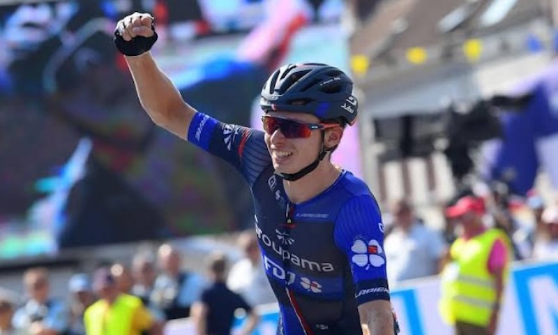 Grégoire odolal náporu Pogačara a připsal si 14. vítězství kariéry. Lídr závodu tentokrát přijel pozdě, zato ve společnosti Vacka