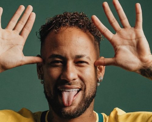Neymar po návratu do nároďáku neskrýval slzy. "V šatně jsem brečel," přiznal útočník, jehož přišel obejmout i Ronaldinho